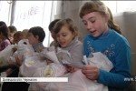"Солодкий привіт" з Греції: діти з Донеччини отримали незвичайні фруктові подарунки