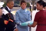 Куди подіти подарунок: Дружина Трампа вручила презент Мішель Обамі 