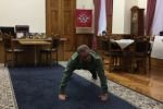Начальник Генштабу ЗСУ прийняв естафету 22PushupChallenge і віджався посеред кабінету – відео