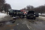 Моторошне ДТП у Дніпрі: легковик вилетів на зустрічну смугу та зіткнувся з авто охоронників