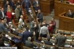Порваний піджак та лівий гук: Як у ВР побилися нардепи Лещенко і Мельничук – фото