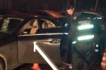 У центрі Києва невідомий розстріляв Mercedes: поліція повідомила подробиці трагедії