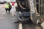 На одному з київських мостів перекинулася вантажівка – водій загинув