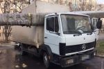 В Одесі вантажівка наїхала на трубу теплотраси і застрягла – відео