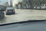 "Київське море трохи перемістилося": у столиці на вулиці Борщагівській затопило дорогу – відео 