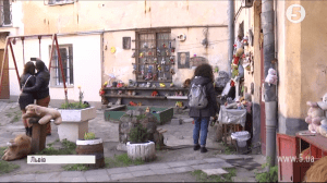 дворик забутих іграшок