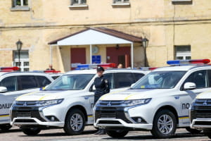 Нацполіція отримала 635 нових гібридних Mitsubishi Outlander