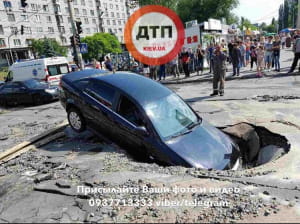 У Києві авто з жінкою та немовлям провалилось у вирву
