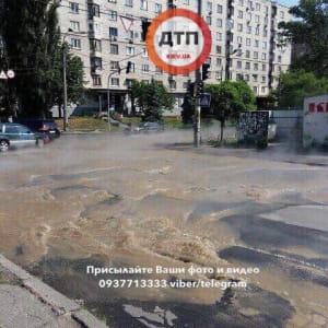 У Києві авто з жінкою та немовлям провалилось у вирву