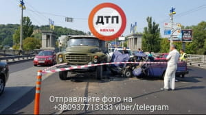 У столиці на мосту Патона водій ВАЗ зіткнувся із ЗІЛом 