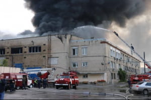 У Харкові горить виробниче приміщення