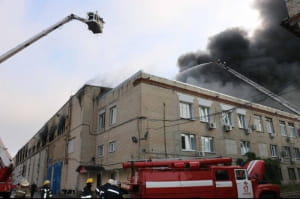 У Харкові горить виробниче приміщення
