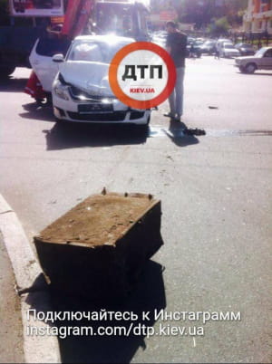 у Києві на легковик з евакуатора впав 100-кілограмовий сейф 