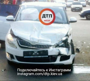 у Києві на легковик з евакуатора впав 100-кілограмовий сейф 