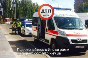 у Києві на легковик з евакуатора впав 100-кілограмовий сейф 