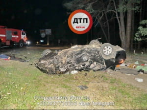 у столиці легковики відкинуло у кювет і зім'яло до задніх дверей