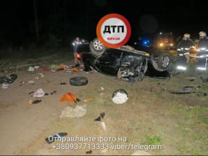 у столиці легковики відкинуло у кювет і зім'яло до задніх дверей