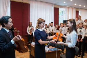 Марина Порошенко передає скрипки