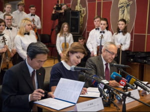 Марина Порошенко передає скрипки