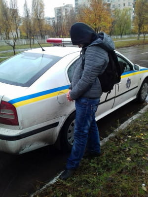 Хлопець із ножем тягнув свою матір вулицею