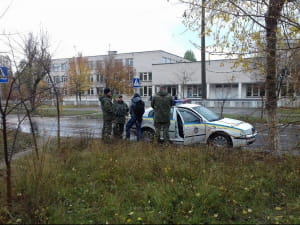 Хлопець із ножем тягнув свою матір вулицею