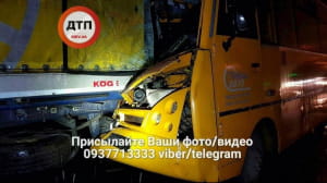 Київська маршрутка в'їхала в фуру