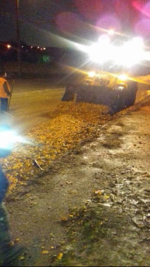 Через ДТП у Дніпрі дорогу завалило мандаринами