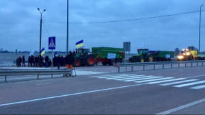 Аграрії перекрили дороги