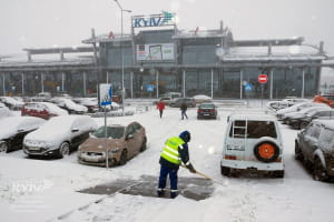 Сніг в аеропорту Жуляни
