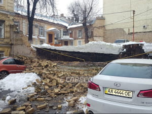Обвал стіни у центрі Києва