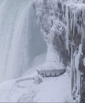 замерз Ніагарський водоспад