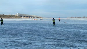 У Черкасах під час прогулянки під кригу провалилися двоє молодиків 