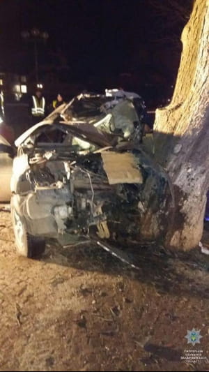 В Ужгороді Land Rover влетів у дерево