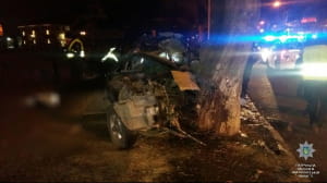 В Ужгороді Land Rover влетів у дерево