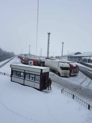 Черга з вантажівок біля кордону РФ