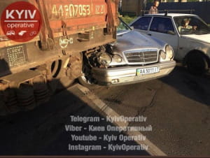 У Києві Mercedes протаранив платформу з танком
