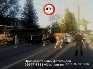У Києві Mercedes протаранив платформу з танком