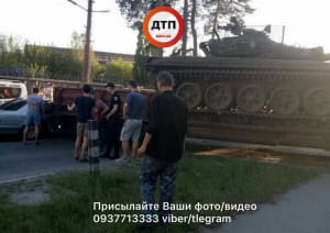 У Києві Mercedes протаранив платформу з танком