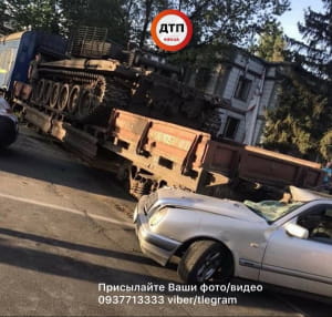 У Києві Mercedes протаранив платформу з танком