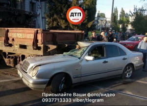 У Києві Mercedes протаранив платформу з танком