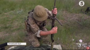 Армійці тренуються стрільбі з гвинтівок Драгунова