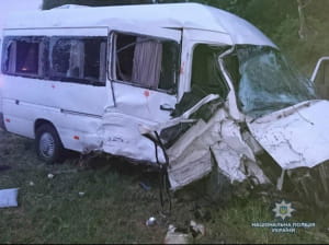 На Львівщині лоб у лоб зіткнулися два мікроавтобуси