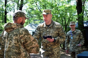 Сергій Наєв нагородив армійців за взяття під контроль Золотого-4
