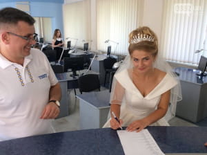 Вступниця у весільній сукні