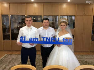 Вступниця у весільній сукні
