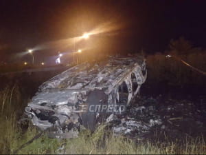 У Києві Mercedes злетів з дороги та перекинувся