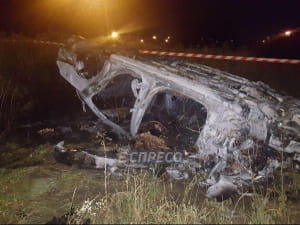У Києві Mercedes злетів з дороги та перекинувся