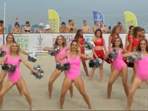 На Всеукраїнському фестивалі пляжних видів спорту Ukrainian Beach Games-2018 перемогу здобули дівчатка з Одеси. Зокрема, йдеться про змагання з професійного чирлідингу, передає "Думская". 
У турнірі взяли участь шість команд – три юніорські та три дорослих. Серед юніорів місця розподілилися таким чином: 1 місце – команда Empire Flame (Одеса); 2 місце – Vinnytsia Wolves Junior (Вінниця); 3 місце – СК "Арена" (Дніпро).
А от кубок Ukrainian Beach Games-2018 (серед дорослих) вибороли представниці Одеси з групи підтримки Flesh Stars. "Срібло" змагань – за дівчатами з Vinnytsia Wolves (Вінниця). "Бронзу" вибороли представниці Харкова Loco Dance Team за особливо складні елементи. 
Як розповів президент федерації чирлідингу Андрій Боляк, "Cheer Dance Show – це вже четвертий турнір у рамках Всеукраїнських пляжних ігор. Це майданчик як для команд-черлідерів, які постійно беруть участь у професійних спортивних турнірах, так і для груп підтримок, які виступають у рамках змагань з інших видів спорту. Головна особливість цього турніру полягає в тому, що тут дівчата можуть в повній мірі розкритися, оскільки діє менше обмежень".
На Всеукраїнському фестивалі пляжних видів спорту Ukrainian Beach Games-2018 перемогу здобули дівчатка з Одеси. Зокрема, йдеться про змагання з професійного чирлідингу, передає "Думская". 
У турнірі взяли участь шість команд – три юніорські та три дорослих. Серед юніорів місця розподілилися таким чином: 1 місце – команда Empire Flame (Одеса); 2 місце – Vinnytsia Wolves Junior (Вінниця); 3 місце – СК "Арена" (Дніпро).
А от кубок Ukrainian Beach Games-2018 (серед дорослих) вибороли представниці Одеси з групи підтримки Flesh Stars. "Срібло" змагань – за дівчатами з Vinnytsia Wolves (Вінниця). "Бронзу" вибороли представниці Харкова Loco Dance Team за особливо складні елементи. 
Як розповів президент федерації чирлідингу Андрій Боляк, "Cheer Dance Show – це вже четвертий турнір у рамках Всеукраїнських пляжних ігор. Це майданчик як для команд-черлідерів, які постійно беруть участь у професійних спортивних турнірах, так і для груп підтримок, які виступають у рамках змагань з інших видів спорту. Головна особливість цього турніру полягає в тому, що тут дівчата можуть в повній мірі розкритися, оскільки діє менше обмежень".
черлідинг Одеса