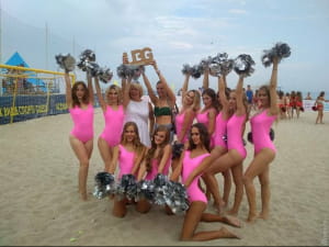 На Всеукраїнському фестивалі пляжних видів спорту Ukrainian Beach Games-2018 перемогу здобули дівчатка з Одеси. Зокрема, йдеться про змагання з професійного чирлідингу, передає "Думская". 
У турнірі взяли участь шість команд – три юніорські та три дорослих. Серед юніорів місця розподілилися таким чином: 1 місце – команда Empire Flame (Одеса); 2 місце – Vinnytsia Wolves Junior (Вінниця); 3 місце – СК "Арена" (Дніпро).
А от кубок Ukrainian Beach Games-2018 (серед дорослих) вибороли представниці Одеси з групи підтримки Flesh Stars. "Срібло" змагань – за дівчатами з Vinnytsia Wolves (Вінниця). "Бронзу" вибороли представниці Харкова Loco Dance Team за особливо складні елементи. 
Як розповів президент федерації чирлідингу Андрій Боляк, "Cheer Dance Show – це вже четвертий турнір у рамках Всеукраїнських пляжних ігор. Це майданчик як для команд-черлідерів, які постійно беруть участь у професійних спортивних турнірах, так і для груп підтримок, які виступають у рамках змагань з інших видів спорту. Головна особливість цього турніру полягає в тому, що тут дівчата можуть в повній мірі розкритися, оскільки діє менше обмежень".
На Всеукраїнському фестивалі пляжних видів спорту Ukrainian Beach Games-2018 перемогу здобули дівчатка з Одеси. Зокрема, йдеться про змагання з професійного чирлідингу, передає "Думская". 
У турнірі взяли участь шість команд – три юніорські та три дорослих. Серед юніорів місця розподілилися таким чином: 1 місце – команда Empire Flame (Одеса); 2 місце – Vinnytsia Wolves Junior (Вінниця); 3 місце – СК "Арена" (Дніпро).
А от кубок Ukrainian Beach Games-2018 (серед дорослих) вибороли представниці Одеси з групи підтримки Flesh Stars. "Срібло" змагань – за дівчатами з Vinnytsia Wolves (Вінниця). "Бронзу" вибороли представниці Харкова Loco Dance Team за особливо складні елементи. 
Як розповів президент федерації чирлідингу Андрій Боляк, "Cheer Dance Show – це вже четвертий турнір у рамках Всеукраїнських пляжних ігор. Це майданчик як для команд-черлідерів, які постійно беруть участь у професійних спортивних турнірах, так і для груп підтримок, які виступають у рамках змагань з інших видів спорту. Головна особливість цього турніру полягає в тому, що тут дівчата можуть в повній мірі розкритися, оскільки діє менше обмежень".
черлідинг Одеса