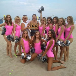 На Всеукраїнському фестивалі пляжних видів спорту Ukrainian Beach Games-2018 перемогу здобули дівчатка з Одеси. Зокрема, йдеться про змагання з професійного чирлідингу, передає "Думская". 
У турнірі взяли участь шість команд – три юніорські та три дорослих. Серед юніорів місця розподілилися таким чином: 1 місце – команда Empire Flame (Одеса); 2 місце – Vinnytsia Wolves Junior (Вінниця); 3 місце – СК "Арена" (Дніпро).
А от кубок Ukrainian Beach Games-2018 (серед дорослих) вибороли представниці Одеси з групи підтримки Flesh Stars. "Срібло" змагань – за дівчатами з Vinnytsia Wolves (Вінниця). "Бронзу" вибороли представниці Харкова Loco Dance Team за особливо складні елементи. 
Як розповів президент федерації чирлідингу Андрій Боляк, "Cheer Dance Show – це вже четвертий турнір у рамках Всеукраїнських пляжних ігор. Це майданчик як для команд-черлідерів, які постійно беруть участь у професійних спортивних турнірах, так і для груп підтримок, які виступають у рамках змагань з інших видів спорту. Головна особливість цього турніру полягає в тому, що тут дівчата можуть в повній мірі розкритися, оскільки діє менше обмежень".
На Всеукраїнському фестивалі пляжних видів спорту Ukrainian Beach Games-2018 перемогу здобули дівчатка з Одеси. Зокрема, йдеться про змагання з професійного чирлідингу, передає "Думская". 
У турнірі взяли участь шість команд – три юніорські та три дорослих. Серед юніорів місця розподілилися таким чином: 1 місце – команда Empire Flame (Одеса); 2 місце – Vinnytsia Wolves Junior (Вінниця); 3 місце – СК "Арена" (Дніпро).
А от кубок Ukrainian Beach Games-2018 (серед дорослих) вибороли представниці Одеси з групи підтримки Flesh Stars. "Срібло" змагань – за дівчатами з Vinnytsia Wolves (Вінниця). "Бронзу" вибороли представниці Харкова Loco Dance Team за особливо складні елементи. 
Як розповів президент федерації чирлідингу Андрій Боляк, "Cheer Dance Show – це вже четвертий турнір у рамках Всеукраїнських пляжних ігор. Це майданчик як для команд-черлідерів, які постійно беруть участь у професійних спортивних турнірах, так і для груп підтримок, які виступають у рамках змагань з інших видів спорту. Головна особливість цього турніру полягає в тому, що тут дівчата можуть в повній мірі розкритися, оскільки діє менше обмежень".
черлідинг Одеса